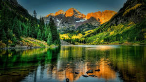Maroon Bells luonnon vuoristomaisema järvellä taustakuva