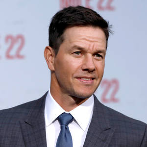 Mark Wahlberg juhlapuvussa -taustakuva — Pixel Watch 3 Taustakuvat