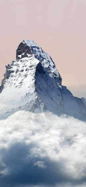 Matterhorn-vuori pilvien yläpuolella — Vivo X300 Ultra Taustakuvat