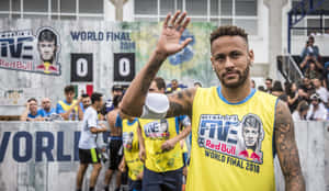 mies heiluttamassa väkijoukolle — Neymar Taustakuvat