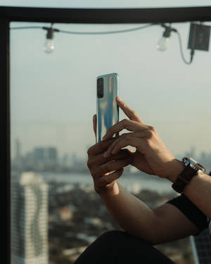 Mies Xiaomi-älypuhelimen kanssa — Xiaomi Taustakuvat