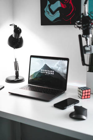 Minimalistinen iPhone-pöytäasetelma — Xiaomi Pad 8 Taustakuvat