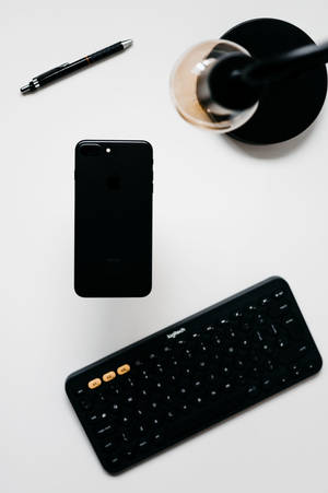 Minimalistinen iPhone-pöytä mustalla näppäimistöllä — Xiaomi Pad 9 Pro Max Taustakuvat