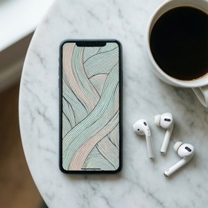 Pixel 8 -tasokuva minimalistisella taustakuvalla, kahvilla ja nappikuulokkeilla