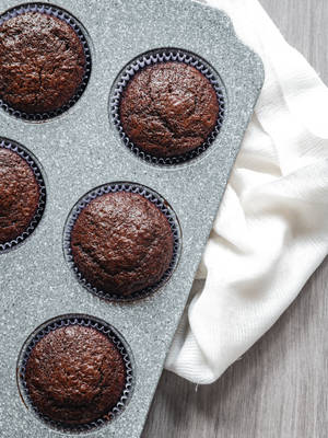 Muffinit harmaalla tarjottimella -taustakuva — 3:4 Taustakuvat