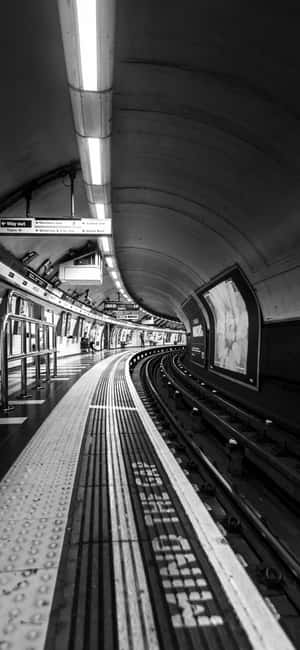 Musta ja valkoinen Waterloo Stationin raiteet — iPhone 13 Pro Max Taustakuvat