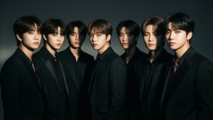 BTS tyylikkäissä mustissa puvuissa dramaattisessa noir-valaistuksessa.