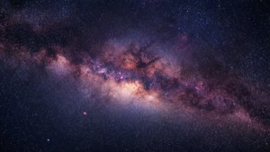 Värikäs nebula avaruuden syvyydessä tähtien ja kosmisen pölyn kera.