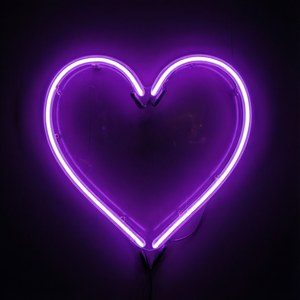 Hehkuva neonvioletti sydänsymboli. — Galaxy Watch Taustakuvat