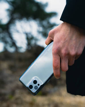 Nuori mies Oppo-laitteen kanssa