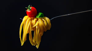 Pasta haarukassa -taustakuva — Screensaver Taustakuvat