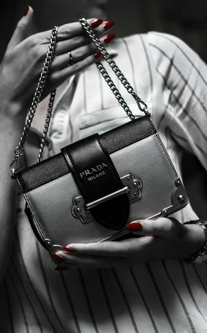 Prada-nainen punaisilla kynsillä -taustakuva — Galaxy Tab Taustakuvat