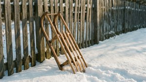 Vintage-puukelkka lumisessa maisemassa, nostalginen. — Esteettinen joulu Taustakuvat