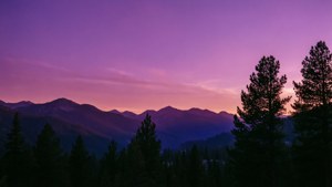 Henkeäsalpaava auringonlasku purppuran sävyin vuorten yllä, täydellinen luonnonystäville. — Violetti Taustakuvat