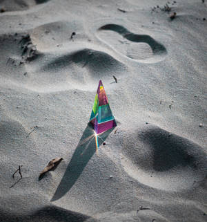 Pyramid rainbow prism on sand wallpaper — Oppo Find N Taustakuvat