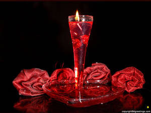 Red roses made of fabric surrounding a tall red candle in glass for Valentine's Day date decoration. — 4:3 Taustakuvat