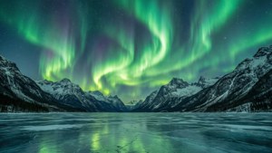 Kaunis vihreä revontulivalo valaisee yötaivaan lumisten vuorten yllä. — Vihreä taivas Taustakuvat