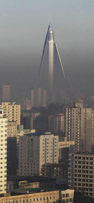 Ryugyong-hotelli synkkä taivas — Galaxy A57 Taustakuvat