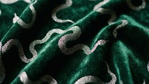 Tummanvihreä sametti hopeisilla käärmekuvioilla ylelliseen Slytherin-estetiikkaan sopiva tapetti. — Slytherin estetiikka Taustakuvat