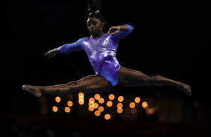 Simone Biles hajareisin ilmassa -taustakuva — Siisti Taustakuvat