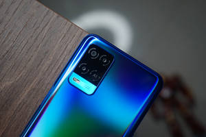 Sininen Oppo Android -älypuhelin