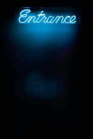 Sisäänkäyntikyltti neoninsinisessä iPhonessa — Xiaomi Pad 9 Pro Max Taustakuvat