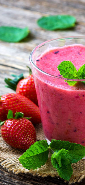 Smoothie mansikalla ja lehdellä -taustakuva — iPhone 18 Pro Max Taustakuvat