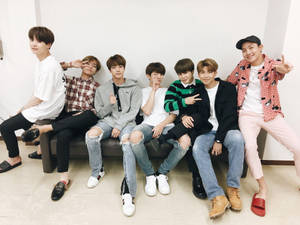 Söpö BTS poseeraamassa backstagella — Söpö BTS Taustakuvat