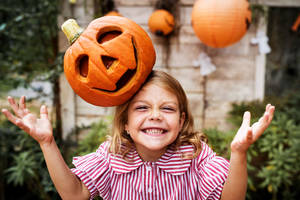 Söpö Halloween-kurpitsa tytön päässä -taustakuva. — Söpö Halloween Taustakuvat