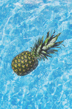 Ananas kelluu sinisessä altaassa -taustakuva — 2:3 Taustakuvat