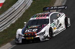 2014 BMW M4 DTM -auto mutkittelevalla kilparadalla -taustakuva