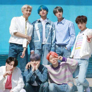 Suloinen BTS-ryhmä poseeraa yhdessä sinisellä seinällä — Bts Taustakuvat