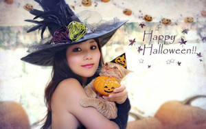 Suloinen Halloween-noita kissan kanssa -taustakuva. — Söpö Halloween Taustakuvat