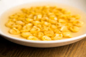 Suussa sulavaa tortellinia liemessä, italialainen herkku — Ruoka Taustakuvat