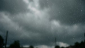 Harmaa taivas, jolla sataa vettä, synkkä ja melankolinen tunnelma. — Taivasnäkymä Taustakuvat