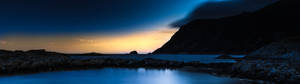 Ultralaaja maisema tummilla vuorilla ja kirkkaan sinisillä vesillä. — 3840x1080 Taustakuvat