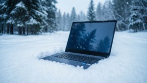 Chromebook lumessa lumisen metsän taustalla.