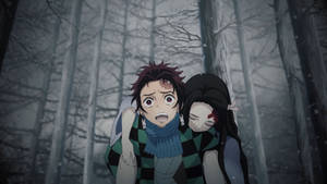 Demon Slayer -taustakuva Kamado Tanjirosta kantamassa haavoittunutta Nezukoa.