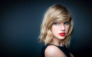 Taylor Swift upea vaalea tukka ja sinivihreät silmät -taustakuva.
