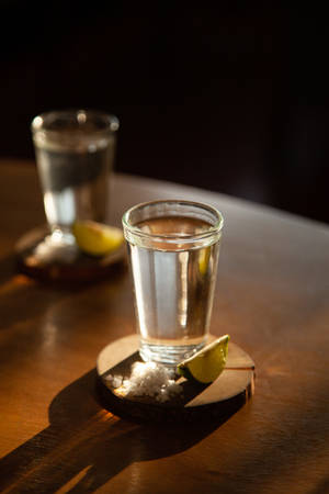 Tequilalaukaukset puisilla lasinalusilla — Xiaomi Pad 7S Pro 12.5 Taustakuvat