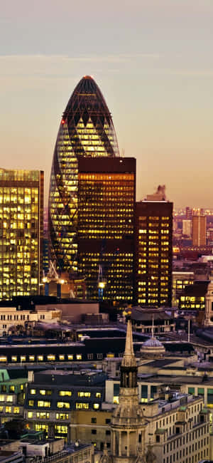 The Gherkin ja muita pilvenpiirtäjiä sumussa — iPhone 11 Pro Max Taustakuvat