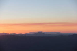 Vuoret horisontti auringonnousu taustakuva — Auringonnousu Taustakuvat