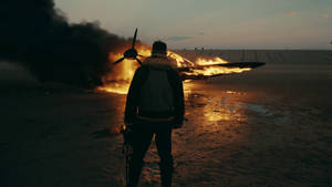 Tom Hardy Farrierina Dunkirk-elokuvassa katsoo palavaa konetta -taustakuva.