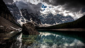Tumma Moraine-järvi -taustakuva — 2560x1440 Taustakuvat