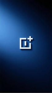 Minimalistinen OnePlus-logo keskellä tummansinistä liukuväriä.