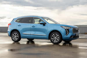 Tyylikäs Haval-maastoauto ajaa mahtavassa vuoristomaisemassa — Surface Laptop Taustakuvat