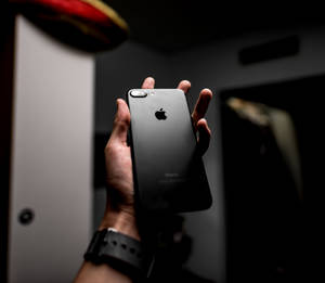 lähikuvaus mustasta iPhone 7 Plus -puhelimesta