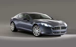 Upea Aston Martin Rapide S liikkeessä — Steam Deck OLED Taustakuvat