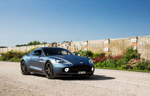 Upea Aston Martin Vanquish liikkeessä maisematiellä — Steam Deck Taustakuvat