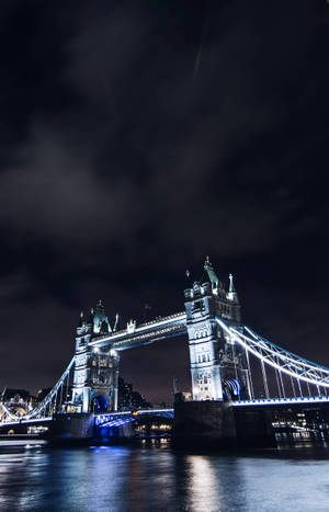 Valaistu Tower Bridge Yöaikaan taustakuva — Galaxy Tab S10+ Taustakuvat